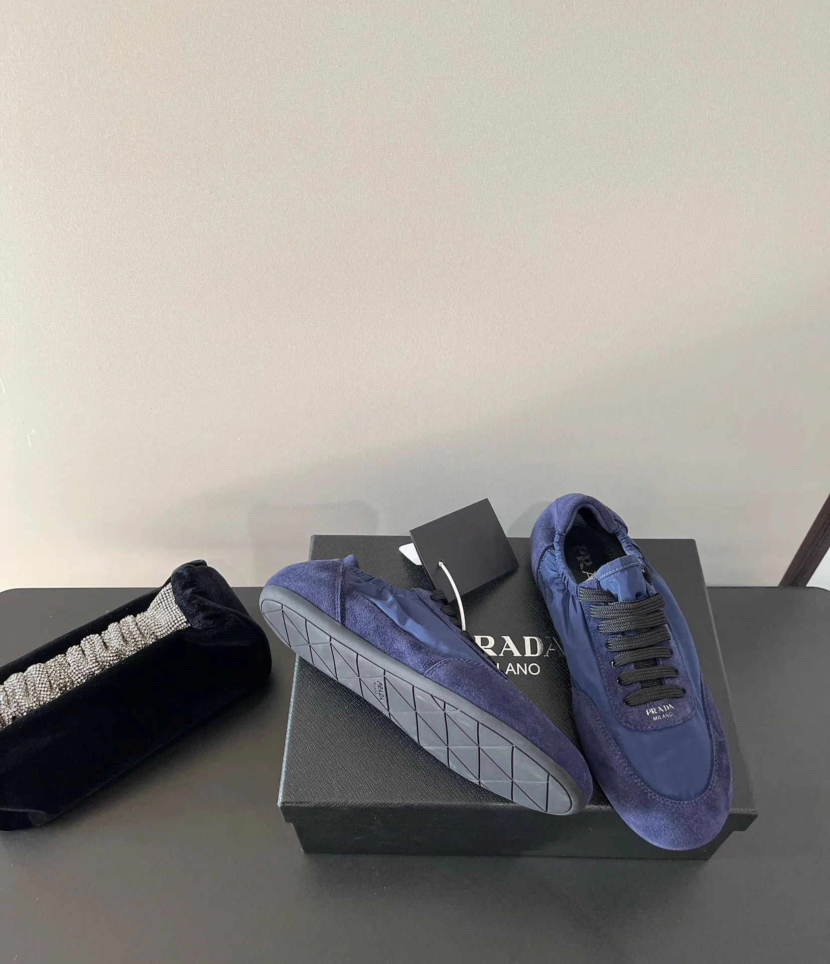 👟👟Ex-factory price 540👟👟 PRADA multi-color comfortable new Dexun ballet shoes in early spring🥂 The original top-quality replica is sold simultaneously at the counter. The fabric is made of specially imported fabrics mixed with Beijing leather. The whole pair of shoes has a very high texture. The lining is cowhide and the original imported rubber sole. The style is simple and fashionable, and the upper feet are very delicate! Color: 11 colors Heel height: flat Size: 35-41 (40 to 41 customized, non-refundable)